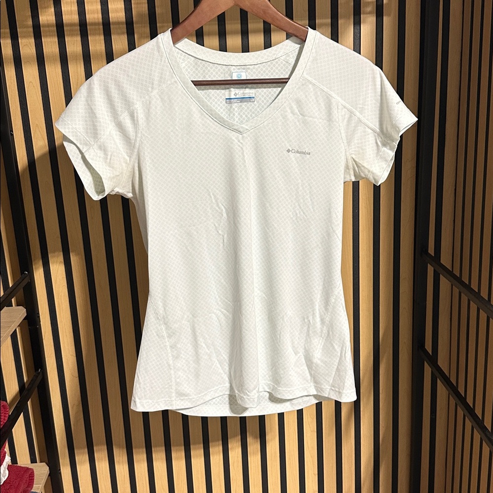 Columbia Cream V-Neck Active Tee